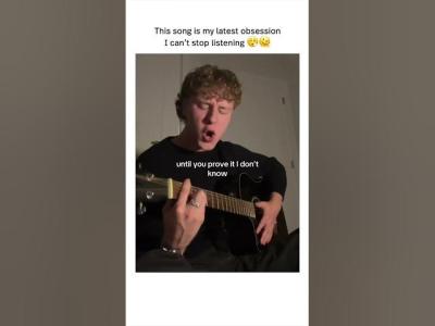 bro is going crazy singing popmusic guitar