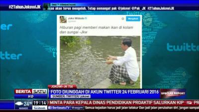 Gaya Santai Jokowi Beri Makan Ikan di Pagi Hari