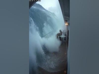 Massive waves hit cruise ship seen clearly on security cameras 
