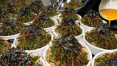 365일 줄서서 먹는 국수집 곱빼기 공짜 미친듯이 쌓아주는 산더미 부추국수  Amazing Chives noodles  Korean street food