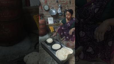 bhojan banate hue kaushilya shortvideo roti khana viralreelsfood vlogindianfood.l