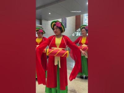 越南舞蹈慶祝潑水節Vietnamese dancing performance to celebrate Songkran Festival